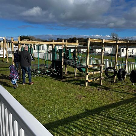 Ger-Y-Bwlch - Spacious Static On 5Star Site With Swimming Pool Benllech Bagian luar foto