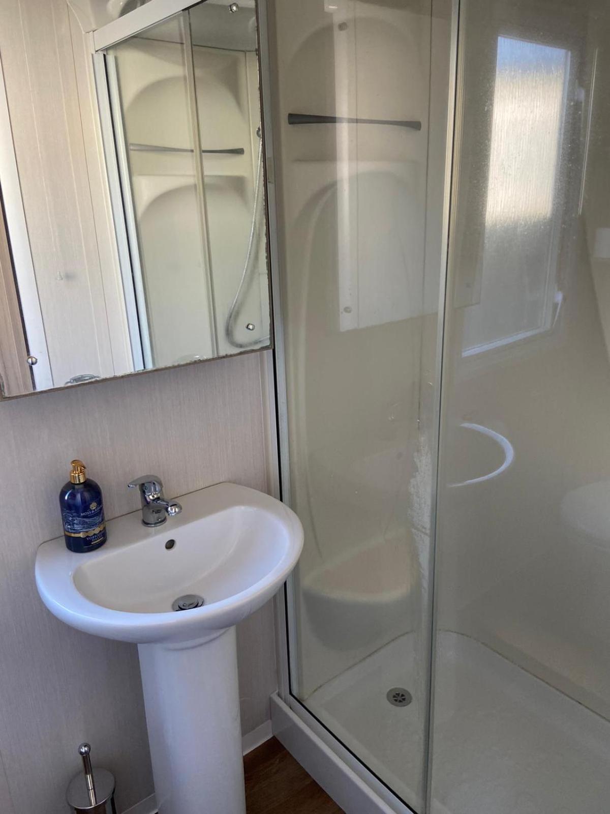 Ger-Y-Bwlch - Spacious Static On 5Star Site With Swimming Pool Benllech Bagian luar foto